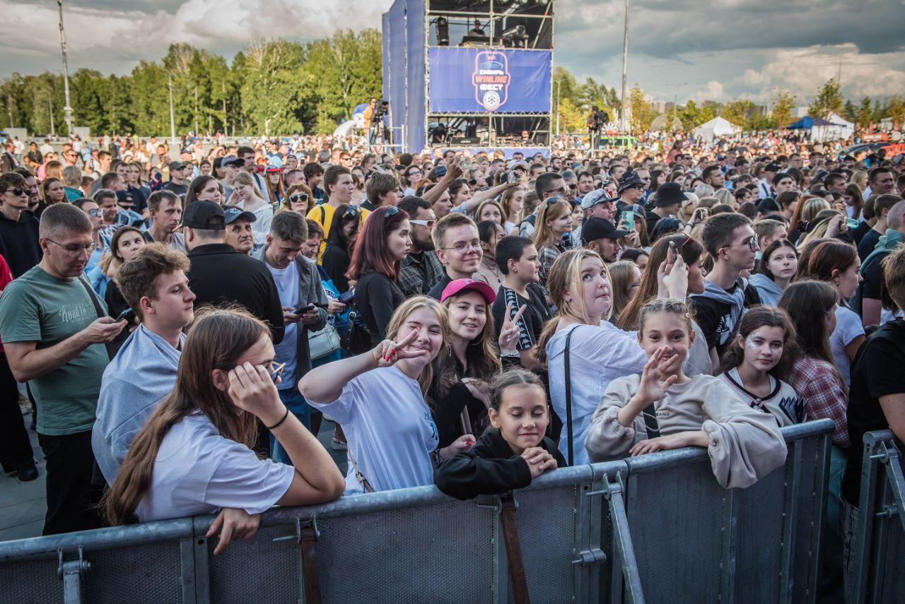 Фото Крики фанатов, тысячи зрителей и Ваня Дмитриенко. День Болельщика в Новосибирске – яркие кадры 23